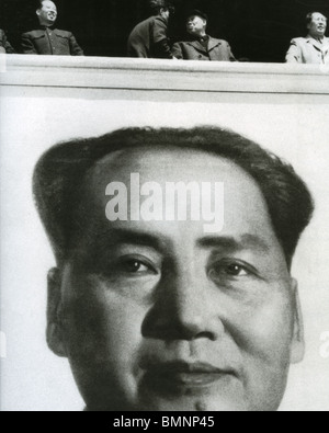 MAO Tsé-toung (Mao Zedong) Chiense chef communiste (1893-1976) en haut à droite lors d'un rassemblement à Pékin avec un poster géant de lui-même Banque D'Images