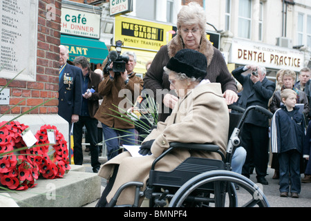 Ajout de noms à la suite de la War Memorial wealdstone pardon posthume du sdt farr Banque D'Images