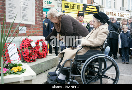 Ajout de noms à la suite de la War Memorial wealdstone pardon posthume du sdt farr Banque D'Images