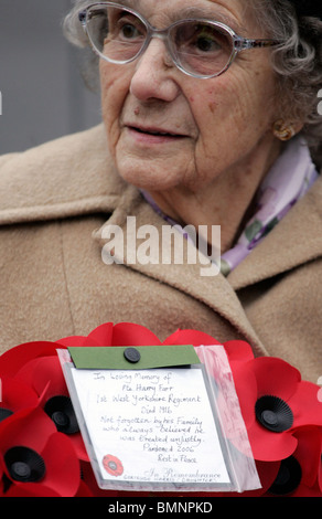 Ajout de noms à la suite de la War Memorial wealdstone pardon posthume du sdt farr Banque D'Images