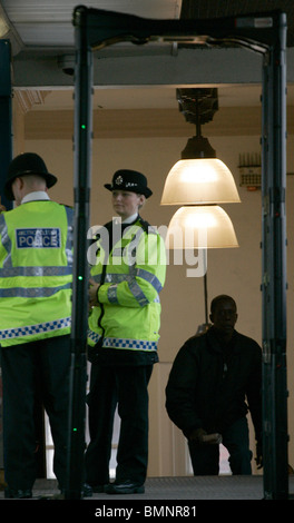 Effectuer une police stop and search avec un couteau arch dans une gare ferroviaire, au nord-ouest de Londres Banque D'Images