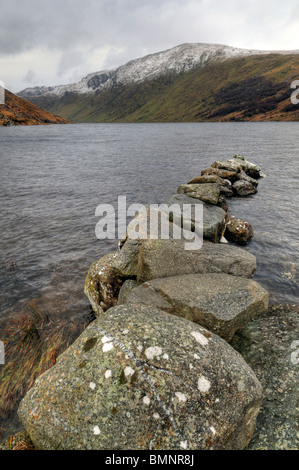 Glenbeg Lough près de Beara Cork Ardgroom Pennisula-Kerry County Irlande frontière loch lac quai de pêche de stepping stones Banque D'Images