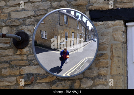 Miroir convexe sur coin de rue, Chipping Norton, Oxfordshire, England, UK Banque D'Images