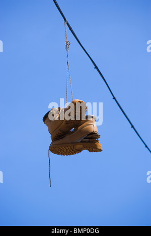 Paire de bottes qui pèsent sur des câbles électriques avec fond de ciel,l'abus des drogues,drogue,,addict,toxicomanes, Banque D'Images