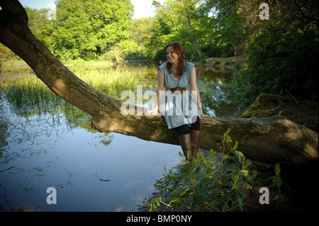 Caryl Lewis, écrivain gallois primé, par le lac à Llanerchaeron, National Trust, Ceredigion Pays de Galles UK Banque D'Images