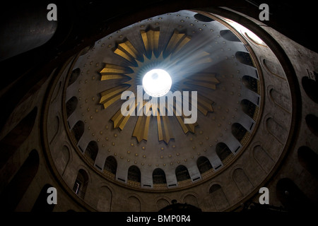 Oculus de la coupole en rotonde qui couvre le tombeau du Christ - Saint Sépulcre - Jérusalem Banque D'Images