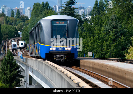 Vancouver (Colombie-Britannique), une station du Skytrain du Train de la liaison réseau Trans laissant la station de Nanaimo Banque D'Images