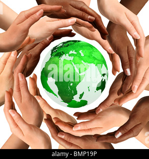 Symbole conceptuel d'un globe de terre verte avec des mains humaines multiraciale autour d'elle. Isolé sur fond blanc. Banque D'Images