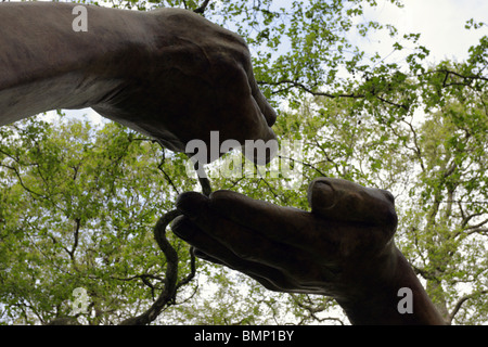 Belle sculpture intitulée "Donner et prendre" par le célèbre sculpteur Lorenzo Quinn, le travail était situé dans la région de Berkley Square, Londres. Banque D'Images