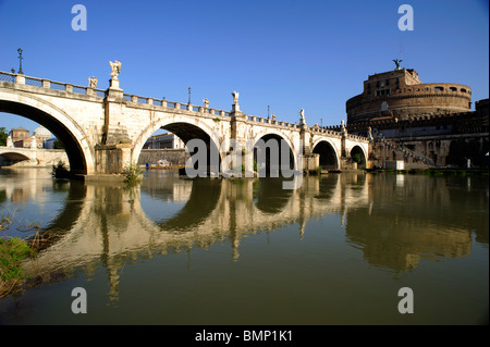 Italie, Rome, Tibre, pont Sant'Angelo et Castel Sant'Angelo Banque D'Images