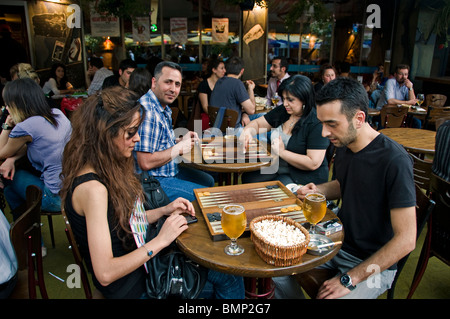 Gioul backgammon trictrac bière Efes Kizilay Ankara Turquie Pub Bar étudiants turcs Banque D'Images