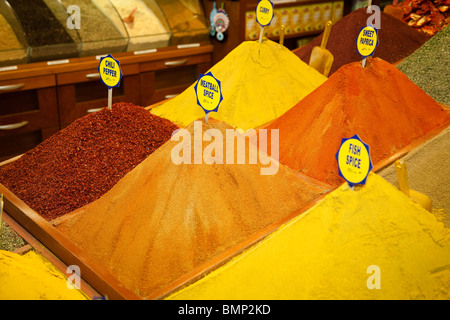 Épices en vente dans le Misir Carsisi Spice Bazaar, Eminonu, Istanbul, Turquie Banque D'Images