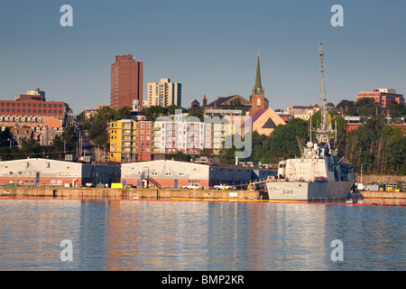 Le NCSM Ville de Québec, dans le cadre de l'arsenal CSM, BFC Halifax, le port de Halifax, Nouvelle-Écosse, Canada. Banque D'Images