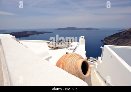 Urne en terre cuite et de vieux bateau à rames sur le toit d'un hotel à Firostefani, Santorin Îles Cyclades Grèce Banque D'Images