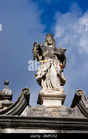 Statue sur un bâtiment de l'Université de Coimbra avec bandes de couleur symbolisant les facultés de droit et de la médecine Banque D'Images