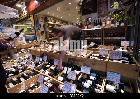 Une cave dans la Rue Mouffetard, Paris Banque D'Images