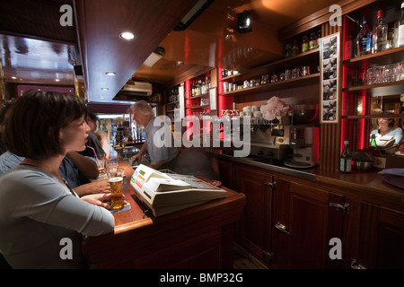 Un bar dans la Rue Mouffetard, Paris Banque D'Images