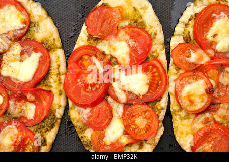 Pain pita avec de la tomate et mozzarella fondu fromage de vache. Banque D'Images