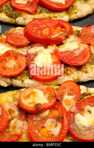 Pain pita avec de la tomate et mozzarella fondu fromage de vache. Banque D'Images