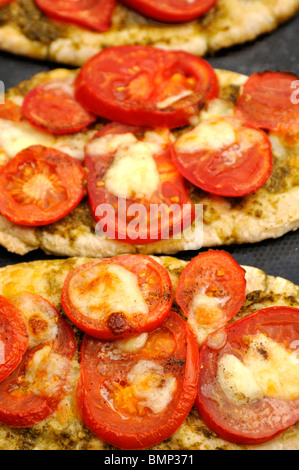 Pain pita avec de la tomate et mozzarella fondu fromage de vache. Banque D'Images