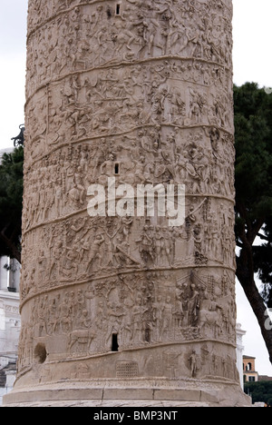 La partie inférieure de la colonne Trajane de Rome, Italie Banque D'Images