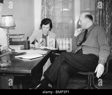PETER CHEYNEY - British Crime fiction (1896-1951) dicte un texte radiophonique en 1941 Banque D'Images