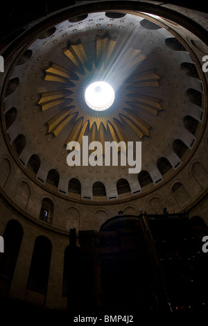 Oculus de la coupole en rotonde qui couvre le tombeau du Christ - Saint Sépulcre - Jérusalem Banque D'Images