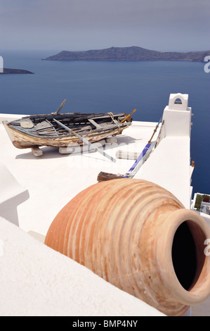 Urne en terre cuite et de vieux bateau à rames sur le toit d'un hotel à Firostefani, Santorin Îles Cyclades Grèce Banque D'Images