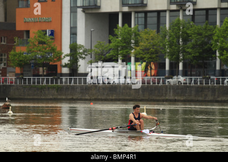 Un rameur sur la rivière Shannon, Limerick, Irlande de Rep Banque D'Images