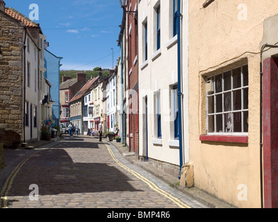 Staithes High Street North Yorkshire sous le soleil d'après-midi d'été Banque D'Images