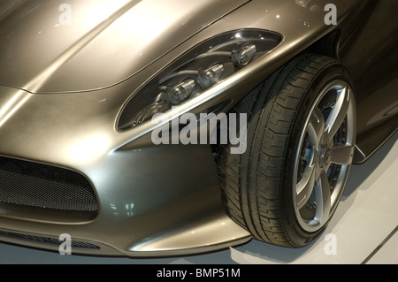 Voiture de sport Mercedes et bonnet ensemble projecteur voiture de sport Mercedes Stuttgart Musée Mercedes F400 Carving concept car Banque D'Images