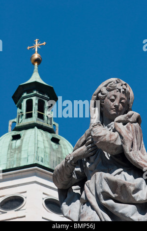 Statue de la Vierge Marie créé par Wolfgang et Johann Baptist Hagenauer, Domplatz ou Place de la cathédrale de Salzbourg, Autriche, Banque D'Images