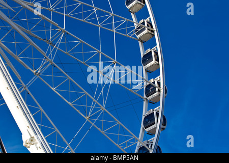 Grande roue de Ferris sur fond de ciel bleu photo horizontale. Banque D'Images