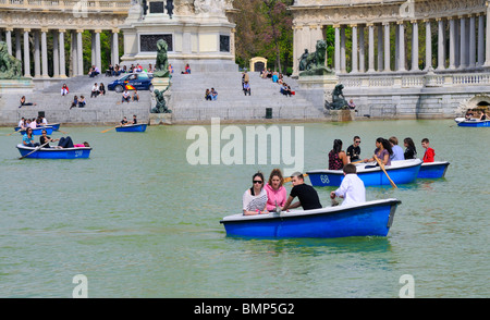 Madrid, Espagne. Parque del Buen Retiro Parc du Retiro. Navigation de plaisance sur le lac / Estanque Banque D'Images