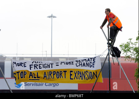 Blocus des manifestants de l'aéroport de Manchester Manchester UK Terminal fret contre le changement climatique et d'expansion de l'aéroport endommagé Banque D'Images