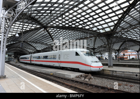 La gare de Cologne Cologne Allemagne Deutschland Europe avec la Deutsche Bahn train ICE DB Banque D'Images