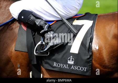 Détail d'un soufflet et jockeys de selle dans la parade pendant le premier jour de Royal Ascot 2010 Banque D'Images