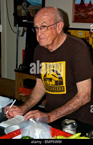 Propriétaire Wallace Johnson taking order au Johnson's Smokehouse Boucaniere diner cafe Lafayette en Louisiane Banque D'Images