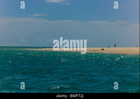 Plongeurs sur une plage de Benguerra Island dans le Archpelago Bazaruto, au Mozambique. Banque D'Images