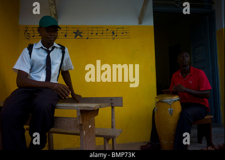 Les étudiants d'une école de musique à Inhambane, Mozambique, l'Afrique. Banque D'Images