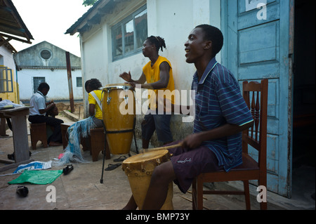 Les joueurs de percussion lors d'une répétition de la bande à Inhambane, Mozambique, Afrique du Sud Banque D'Images