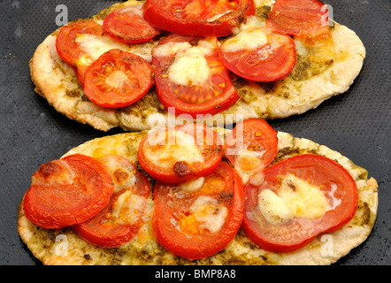 Pain pita avec de la tomate et mozzarella fondu fromage de vache. Banque D'Images