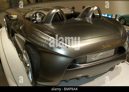 Voiture de sport Mercedes dans le musée Mercedes Stuttgart F400 Carving concept car Banque D'Images