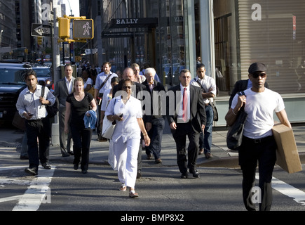 Les piétons dans le passage pour piétons sur Madison Avenue à la 59e Rue à New York City Banque D'Images