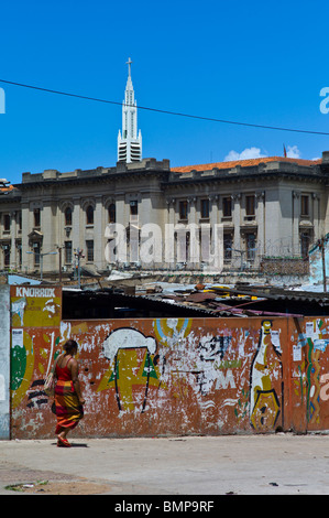 La tour de la cathédrale et l'Hôtel de ville vu sur un trottoir à Maputo, Mozambique. Banque D'Images