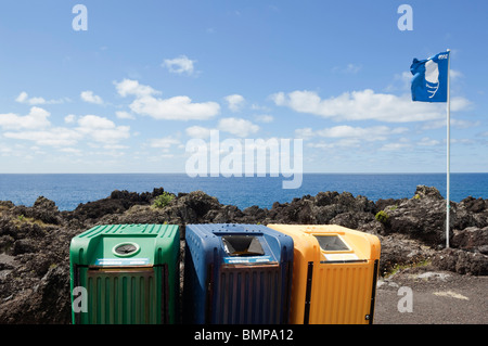 Point de recyclage avec trois bacs différents à Faial, Açores, Portugal Banque D'Images