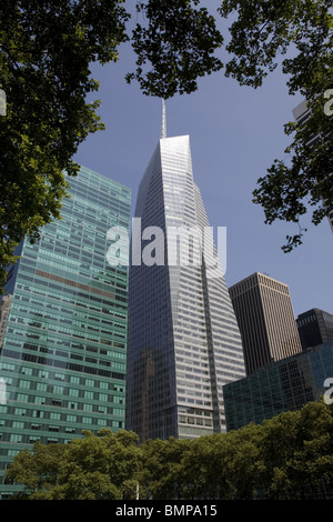 Jusqu'à l'Ouest et de Bryant Park à la nouvelle menace de tours en verre à la 42e Rue et Avenue of the Americas, New York City. Banque D'Images