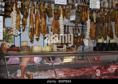 Les bouchers au marché couvert, Fuengirola, Costa del Sol, la province de Malaga, Andalousie, Espagne, Europe de l'Ouest. Banque D'Images