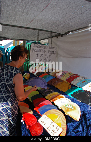 Vente de décrochage fans au marché plein air, Fuengirola, Costa del Sol, la province de Malaga, Andalousie, Espagne, Europe de l'Ouest. Banque D'Images