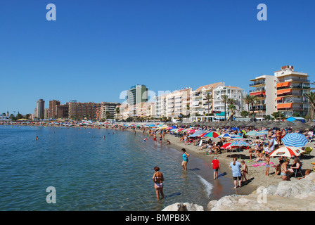 Les vacanciers sur la plage, Fuengirola, Costa del Sol, la province de Malaga, Andalousie, Espagne, Europe de l'Ouest. Banque D'Images